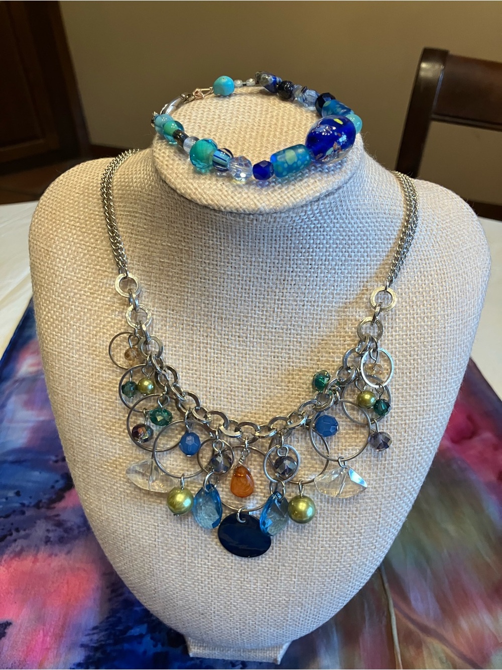 FUN GLASS AND FAUX PEARL SILVER TONS NECKLACE and STUNNING GLASS BRACELET